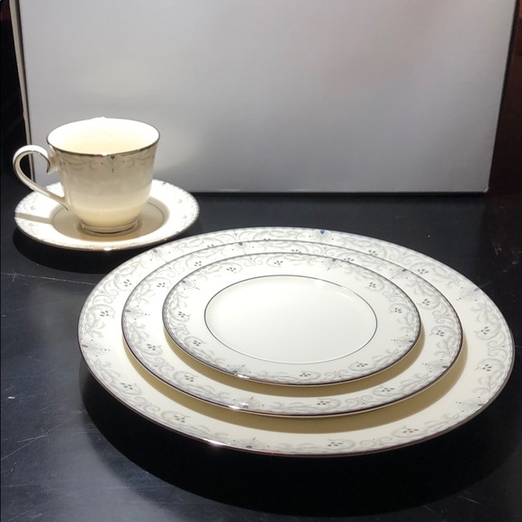 Noritake 5piece place setting. - Picture 1 of 6